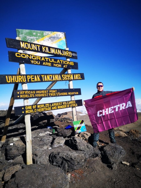 Флаг ЧЕТРА на горе Килиманджаро