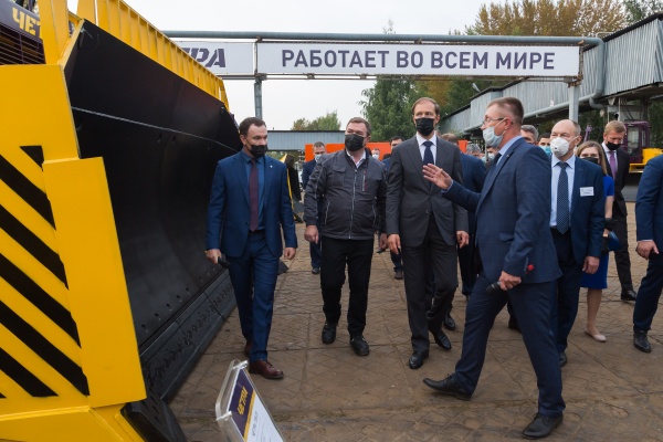 Министр промышленности и торговли РФ Денис Мантуров лично протестировал бульдозер ЧЕТРА